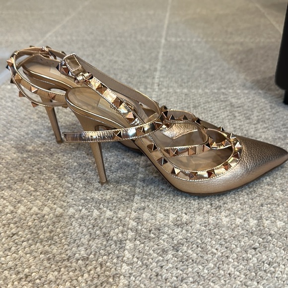 Valentino heels in rose gold. Worn once with brand new base. - Picture 6 of 7